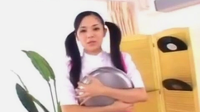 日本女孩刺激的奶交和震撼射精：