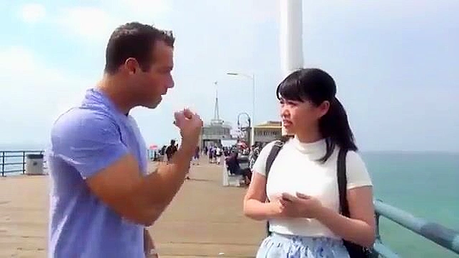 渴望4K超高清：迷人的亚洲少女深喉复古猛男的骄傲阳具