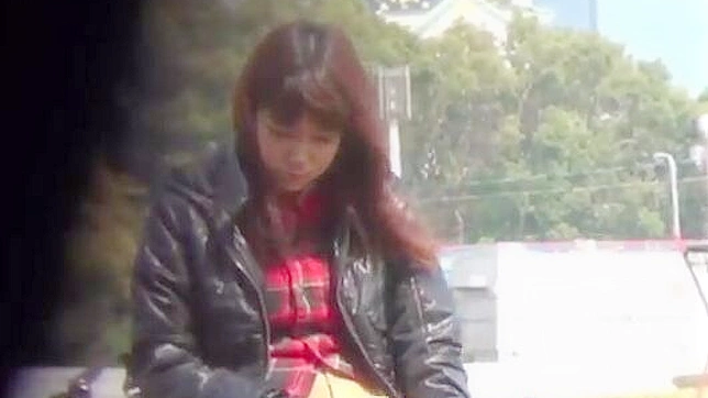 日本美女用震动棒愉悦她湿润的私处