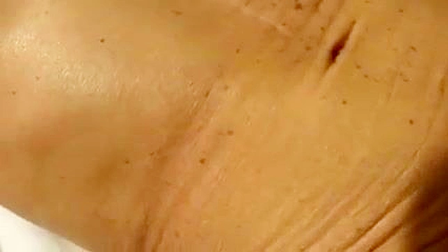 情色邂逅：性感日本奶奶狂野群交体验