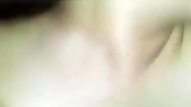 日本美女先大口吮吸巨大阳具再狂野做爱XXX