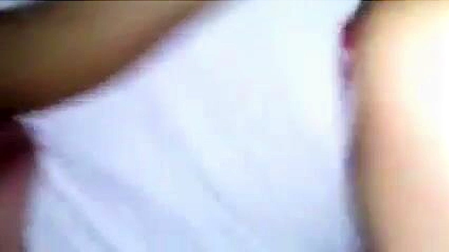 日本美女先大口吮吸巨大阳具再狂野做爱XXX