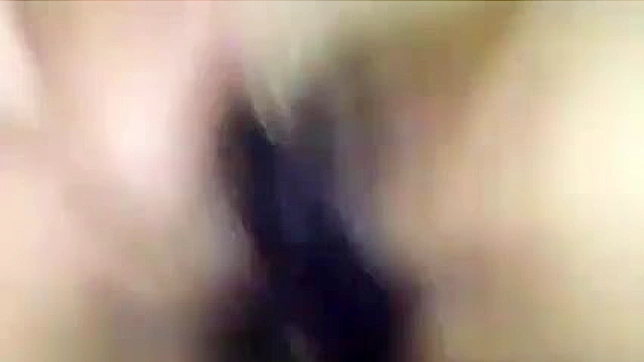 日本美女先大口吮吸巨大阳具再狂野做爱XXX