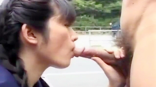 被精液浸透的日本女学生穿校服在公众场合吸吮和做爱！