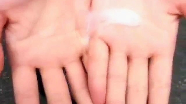 被精液浸透的日本女学生穿校服在公众场合吸吮和做爱！