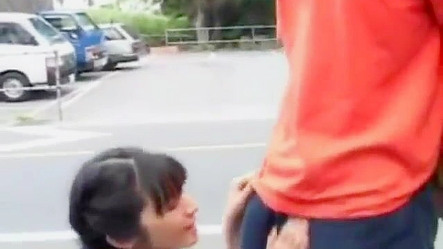 被精液浸透的日本女学生穿校服在公众场合吸吮和做爱！