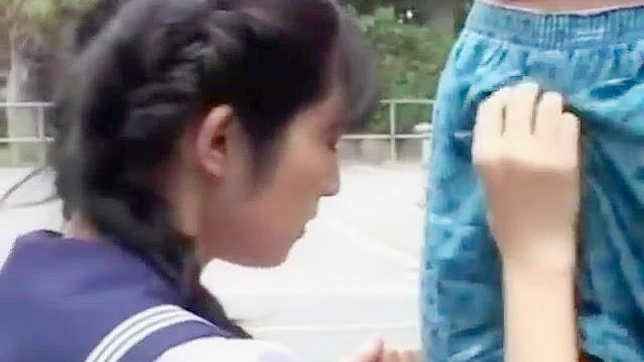被精液浸透的日本女学生穿校服在公众场合吸吮和做爱！