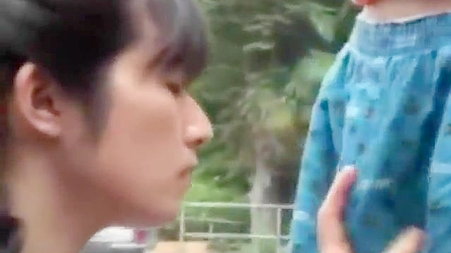 被精液浸透的日本女学生穿校服在公众场合吸吮和做爱！