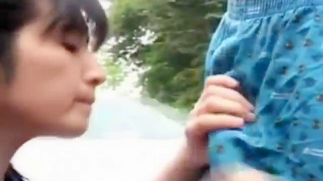 被精液浸透的日本女学生穿校服在公众场合吸吮和做爱！