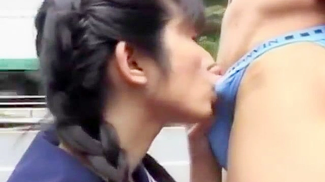 被精液浸透的日本女学生穿校服在公众场合吸吮和做爱！