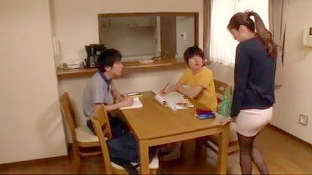 日式三人行狂欢：与激情伴侣共享极致性爱快感