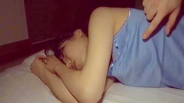 丰满的日本妓女穿着渔网袜被狠狠操弄—XXX