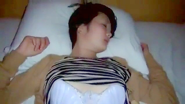 沉睡美人意外被邪恶陌生人指尖挑逗至无尽高潮快感