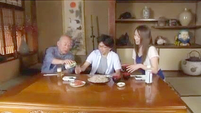 狂野亚洲少女与肮脏老男人的激烈性爱