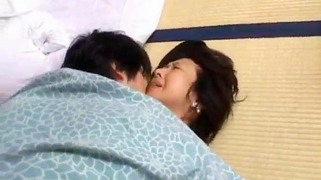 激烈日本熟女电影带意外转折和炽热场景