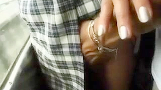 日本街头狂野激情：公开展露私处的疯狂XXX视频