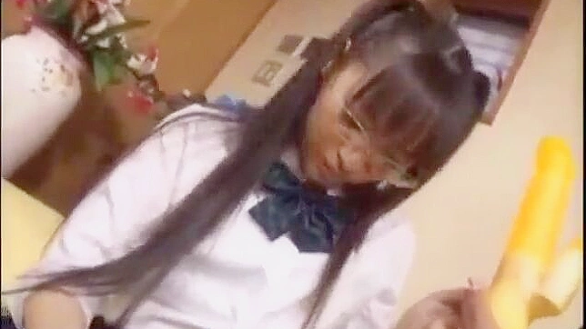 日本热辣女郎狂舔巨大阳具流口水！