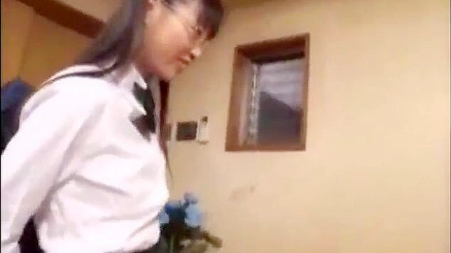 日本热辣女郎狂舔巨大阳具流口水！