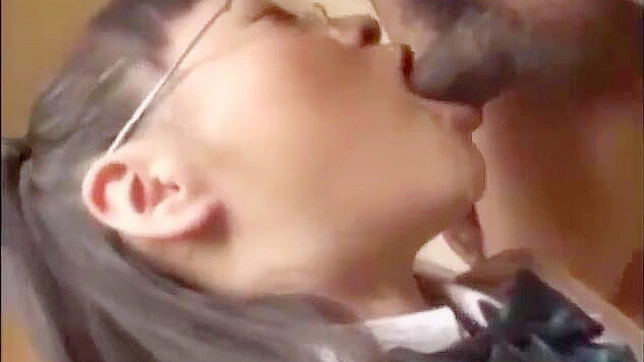 日本热辣女郎狂舔巨大阳具流口水！