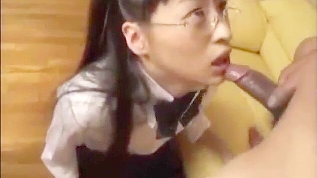 日本热辣女郎狂舔巨大阳具流口水！
