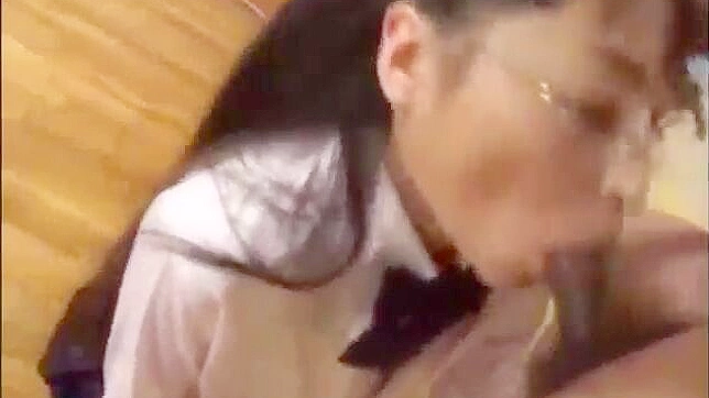 日本热辣女郎狂舔巨大阳具流口水！