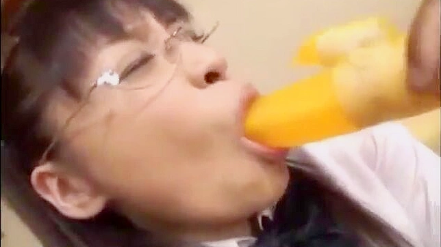日本热辣女郎狂舔巨大阳具流口水！