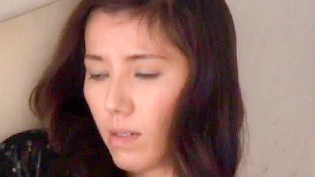 丰满的日本熟女在阳台上自慰，达到狂喜高潮！