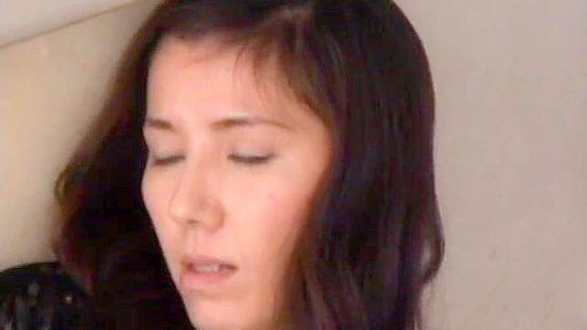 丰满的日本熟女在阳台上自慰，达到狂喜高潮！