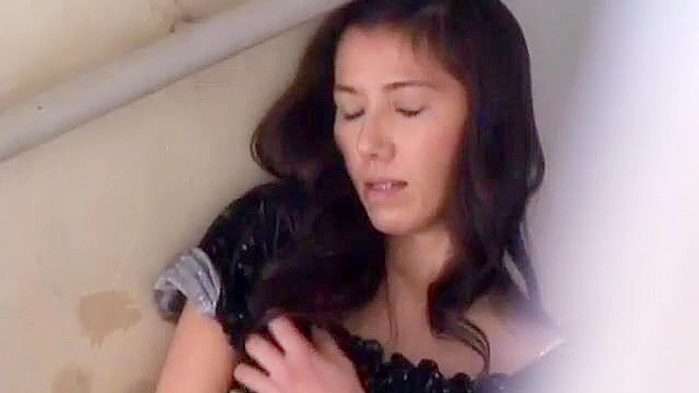 丰满的日本熟女在阳台上自慰，达到狂喜高潮！