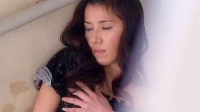 丰满的日本熟女在阳台上自慰，达到狂喜高潮！