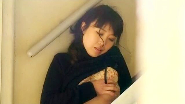 诱人的日本熟女户外自慰，极致快感的纯粹性满足！