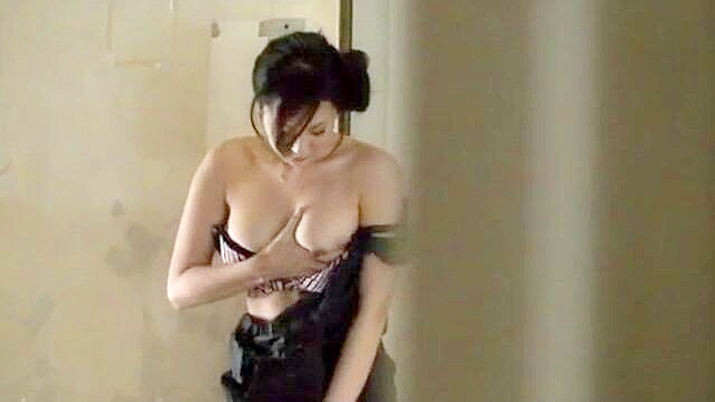 调皮的日本成熟女性在公共场合自慰，在阳台上达到高潮。