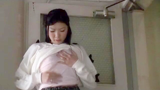 性感亚裔女强人在阳台疯狂自慰，沉浸在极度快感中。