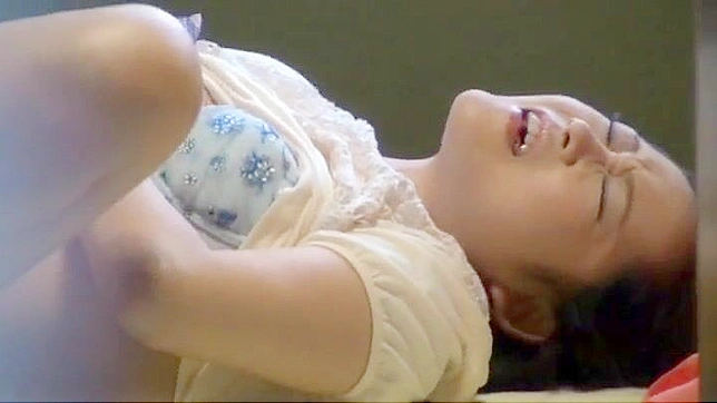 成熟少妇的性感自慰：无视邻居非议，释放内心渴望