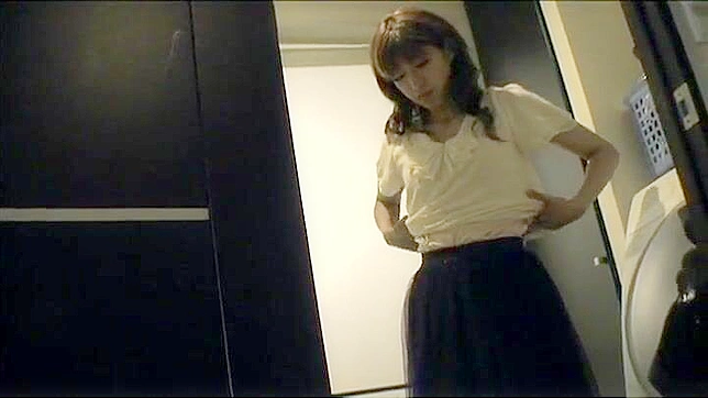 炽热自慰：日本熟女的感官沉迷，挑战邻居道德准则