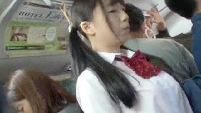 日式AV片段：亚洲魅力女郎在公共交通上引诱老师