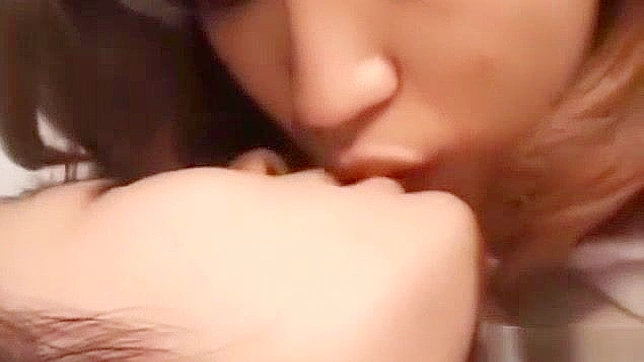日本色情视频：裙装美乳诱惑女教师的撩人触摸