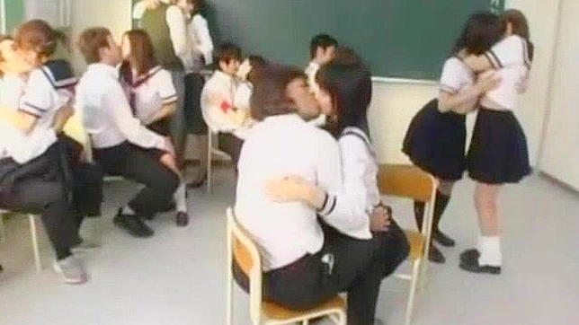 狂野之旅：丰满女郎吸着鸡巴疯狂骑乘我