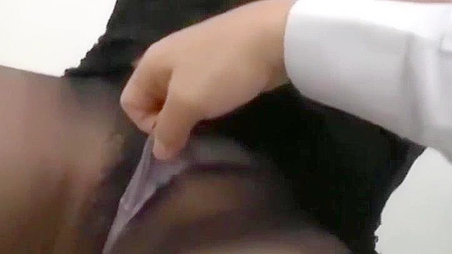 日本熟女教师在教室里的激情缠绵时刻