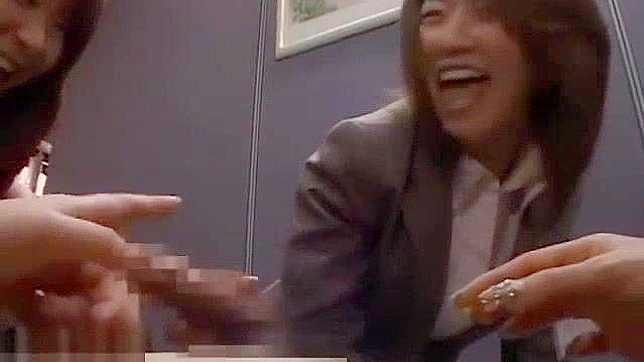 日本女学生三人组在性感课堂上检查老师的大屌！