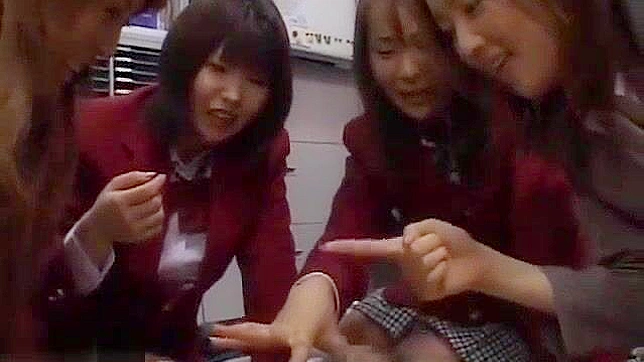 日本女学生三人组在性感课堂上检查老师的大屌！