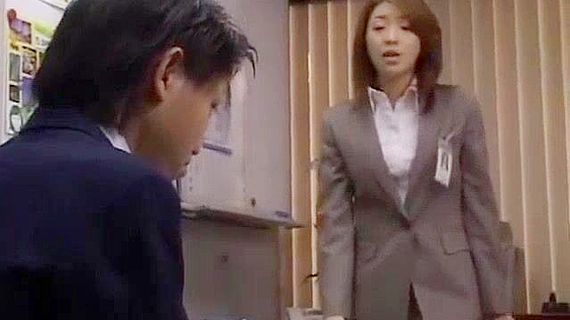 日本女学生三人组在性感课堂上检查老师的大屌！