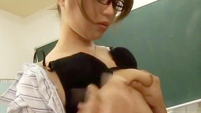 日本色情视频：性感老师内衣激情性爱！