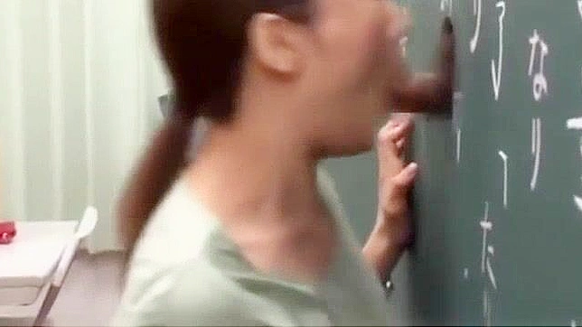 宝贝骑在我鸡巴上像个操逼冠军，紧紧夹住我。