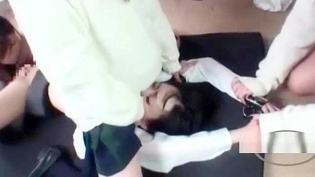 日本AV视频：巨乳老师用玩具与女学生进行激情性爱！