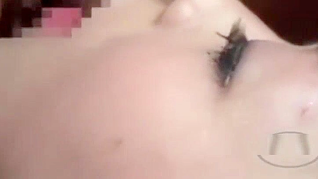 日本AV视频：巨乳老师用玩具与女学生进行激情性爱！