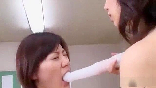 日本色情视频：老师与学生的书桌性感互动及震动器体验！