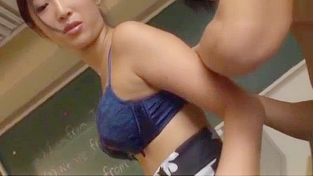 日本色情视频：性感老师为听话学生做火热手淫