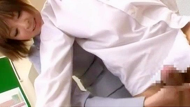 日本AV视频：苗条女职员挑逗性诱惑最终与男友激情做爱！
