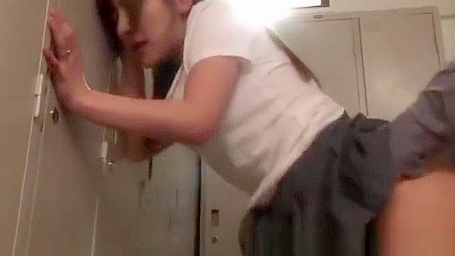 日本色情视频：与美女教师狗式激情做爱